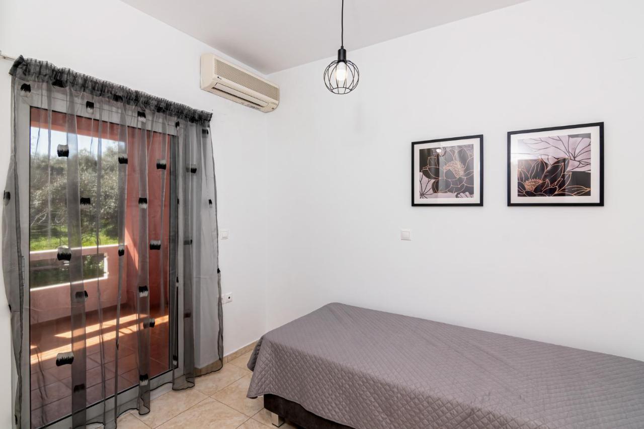 Bona'S Guest House Agia  Exterior photo